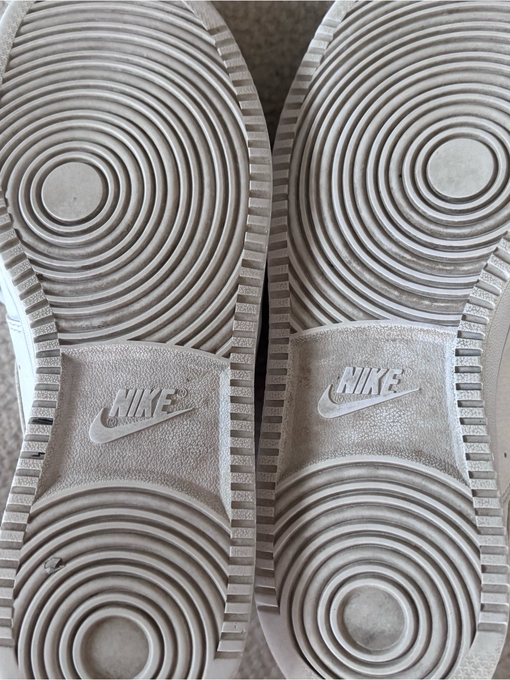 Nike Women’s White Low-Top Sneakers - Picture 11 of 11